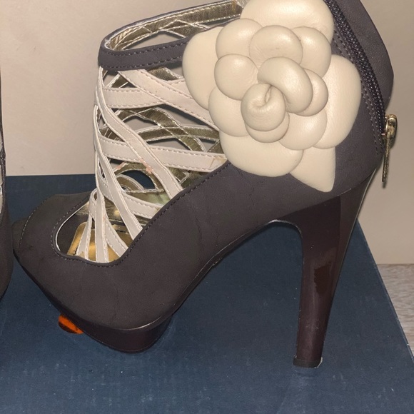 Heels - Picture 3 of 4